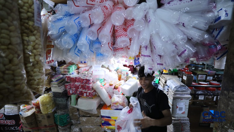 Para pedagang di pasar tradisional di Jakarta mulai membatasi penggunaan kantong plastik, Selasa (14/4/2026). (CNBC Indonesia/Tri Susilo)