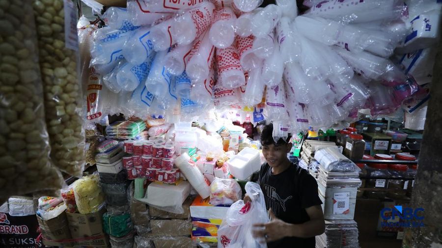 Para pedagang di pasar tradisional di Jakarta mulai membatasi penggunaan kantong plastik, Selasa (14/4/2026). (CNBC Indonesia/Tri Susilo)