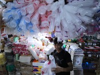 Pedagang Sebut Plastik Naik Lebih 50%, Dulu Rp 20 Ribu Jadi Rp 50 Ribu