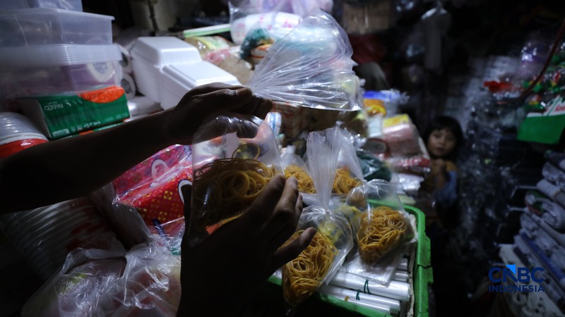 Para pedagang di pasar tradisional di Jakarta mulai membatasi penggunaan kantong plastik, Selasa (14/4/2026). (CNBC Indonesia/Tri Susilo)