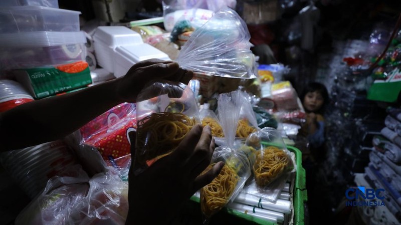 Para pedagang di pasar tradisional di Jakarta mulai membatasi penggunaan kantong plastik, Selasa (14/4/2026). (CNBC Indonesia/Tri Susilo)