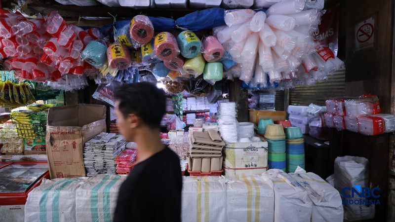 Para pedagang di pasar tradisional di Jakarta mulai membatasi penggunaan kantong plastik, Selasa (14/4/2026). (CNBC Indonesia/Tri Susilo)