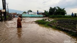 Tanggul Sungai Cisunggalah Jebol, Akses Jalan Anyar Majalaya Lumpuh