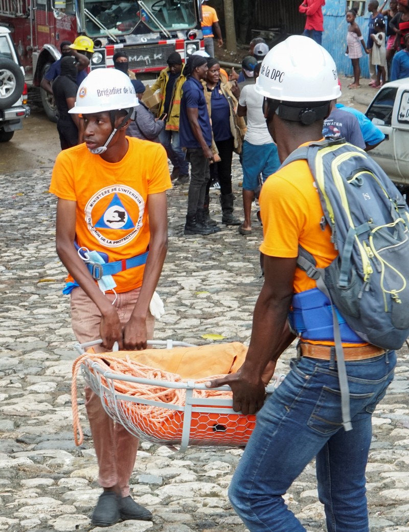 Orang-orang membantu membuat tandu untuk mengangkut jenazah korban setelah Departemen Perlindungan Sipil Haiti untuk wilayah Utara mengatakan bahwa insiden saling dorong menewaskan beberapa orang di Benteng Laferriere, sebuah benteng awal abad ke-19 yang dipenuhi oleh siswa dan pengunjung untuk perayaan tahunan situs Warisan Dunia UNESCO, di Milot, Haiti, 12 April 2026. (REUTERS/Richardson Ulysse)