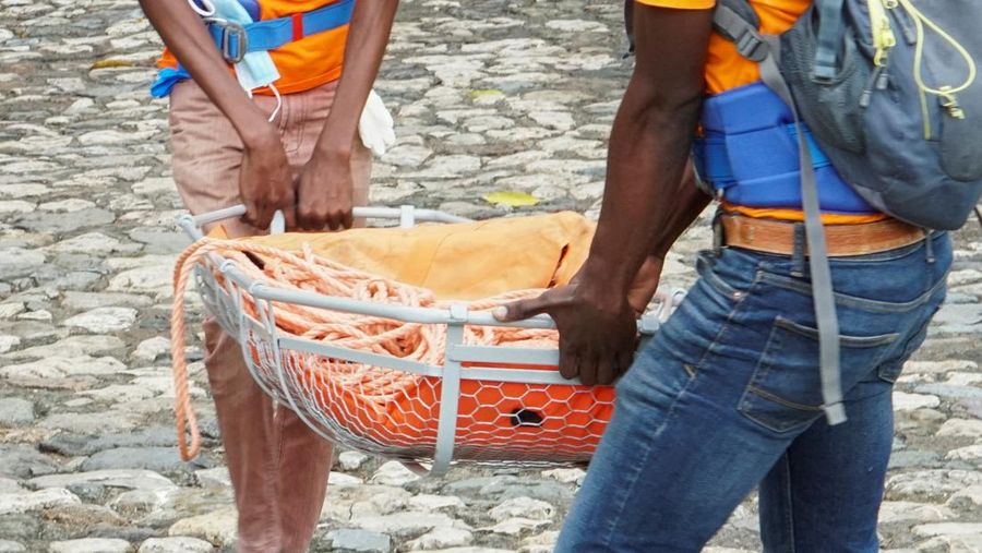 Orang-orang membantu membuat tandu untuk mengangkut jenazah korban setelah Departemen Perlindungan Sipil Haiti untuk wilayah Utara mengatakan bahwa insiden saling dorong menewaskan beberapa orang di Benteng Laferriere, sebuah benteng awal abad ke-19 yang dipenuhi oleh siswa dan pengunjung untuk perayaan tahunan situs Warisan Dunia UNESCO, di Milot, Haiti, 12 April 2026. (REUTERS/Richardson Ulysse)