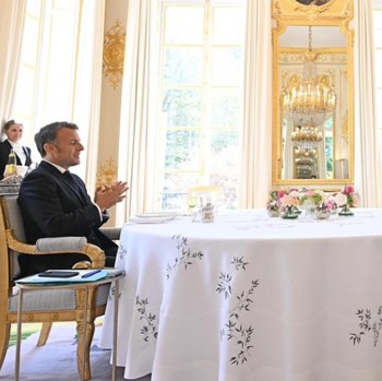 Momen 'Mesra' Prabowo Bertemu Macron di Paris, Bahas Sektor Ini