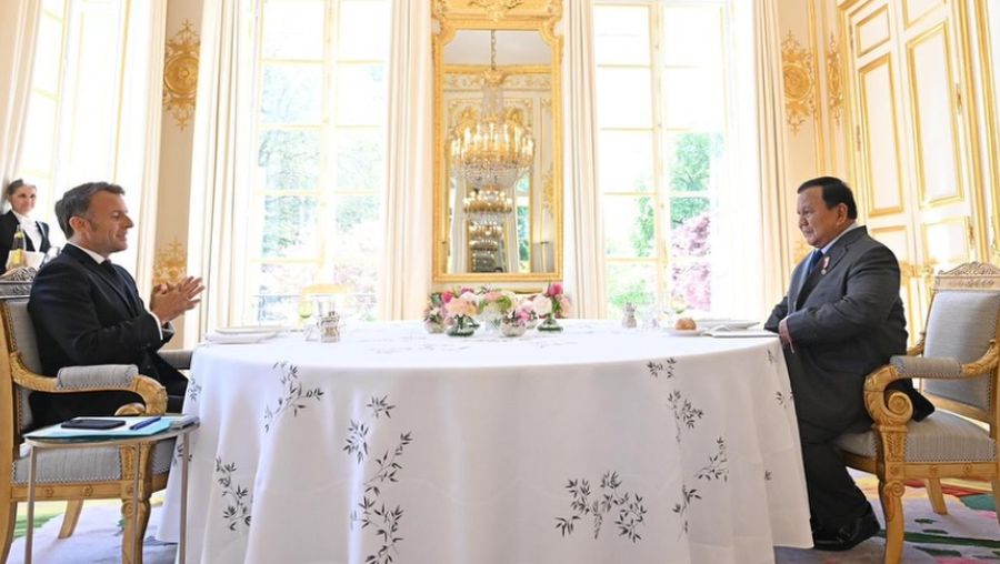 Usai merampungkan kunjungan kenegaraannya ke Rusia, Presiden melanjutkan agenda lawatan ke Prancis dan bertemu dengan Presiden Republik Prancis, Yang Mulia Emmanuel Macron. (Instagram/Presiden RepublikIndonesia)