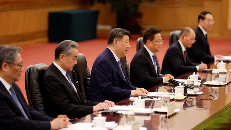 Presiden Tiongkok Xi Jinping dan Sheikh Khaled bin Mohamed bin Zayed Al Nahyan, Putra Mahkota Abu Dhabi, Uni Emirat Arab, menghadiri pertemuan di Balai Besar Rakyat, di Beijing pada 14 April 2026. (Haruna Furuhashi/Pool via REUTERS)