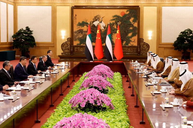 Presiden Tiongkok Xi Jinping dan Sheikh Khaled bin Mohamed bin Zayed Al Nahyan, Putra Mahkota Abu Dhabi, Uni Emirat Arab, menghadiri pertemuan di Balai Besar Rakyat, di Beijing pada 14 April 2026. (Haruna Furuhashi/Pool via REUTERS)