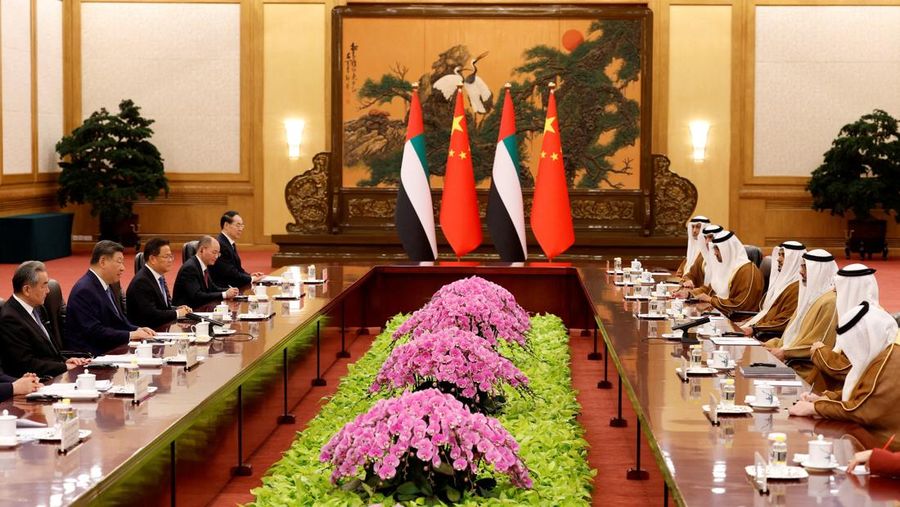 Presiden Tiongkok Xi Jinping dan Sheikh Khaled bin Mohamed bin Zayed Al Nahyan, Putra Mahkota Abu Dhabi, Uni Emirat Arab, menghadiri pertemuan di Balai Besar Rakyat, di Beijing pada 14 April 2026. (Haruna Furuhashi/Pool via REUTERS)