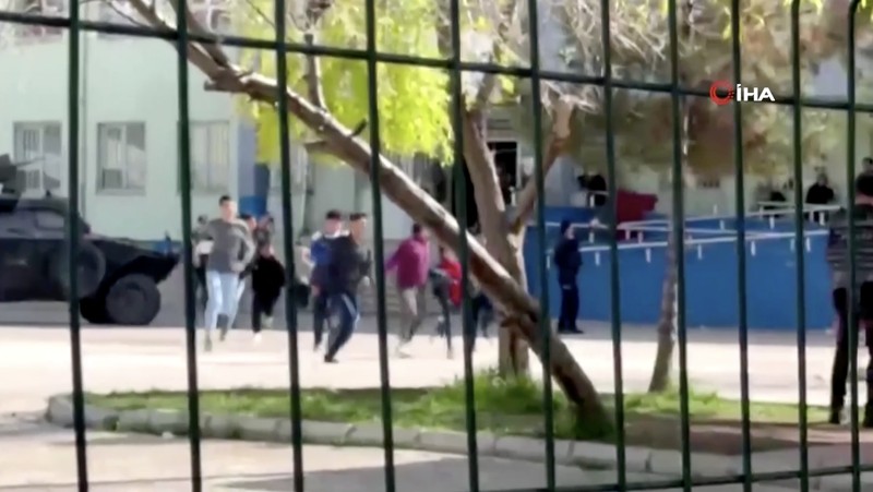 Sebuah video merekam detik-detik seorang remaja melepaskan tembakan di sebuah sekolah menengah di Provinsi Sanliurfa, Turki bagian tenggara, pada Selasa (14/4/2026), melukai sedikitnya 16 orang. (Tangkapan Layar Video Reuters/IHA)