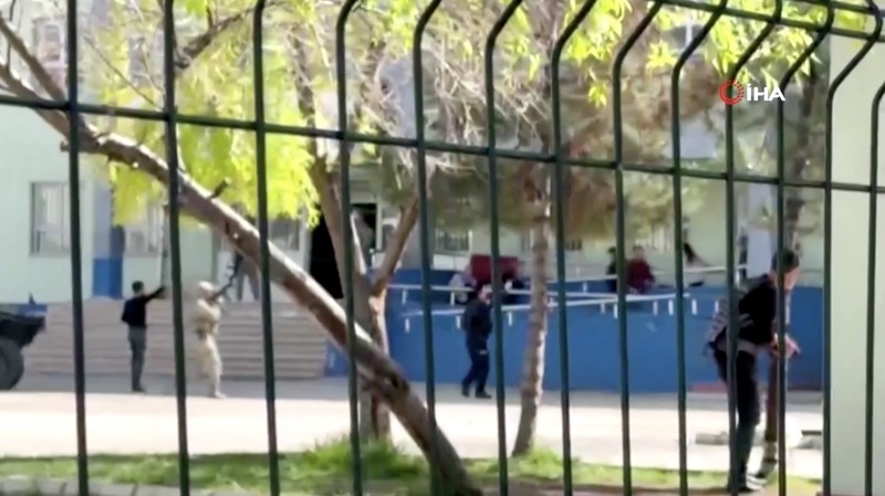 Sebuah video merekam detik-detik seorang remaja melepaskan tembakan di sebuah sekolah menengah di Provinsi Sanliurfa, Turki bagian tenggara, pada Selasa (14/4/2026), melukai sedikitnya 16 orang. (Tangkapan Layar Video Reuters/IHA)