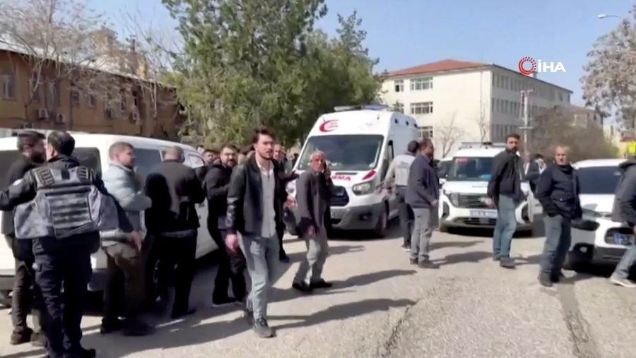 Sebuah video merekam detik-detik seorang remaja melepaskan tembakan di sebuah sekolah menengah di Provinsi Sanliurfa, Turki bagian tenggara, pada Selasa (14/4/2026), melukai sedikitnya 16 orang. (Tangkapan Layar Video Reuters/IHA)