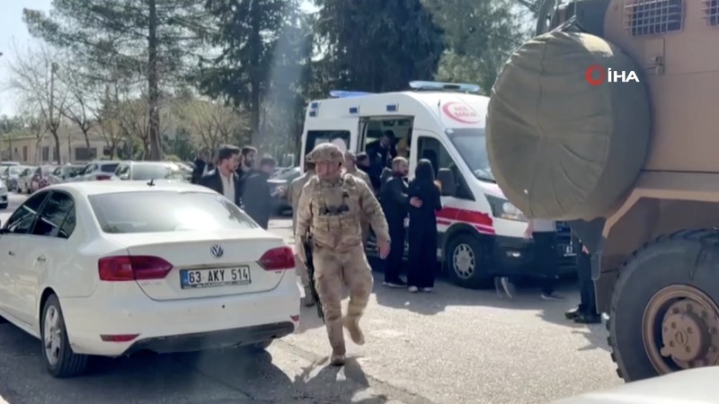 Sebuah video merekam detik-detik seorang remaja melepaskan tembakan di sebuah sekolah menengah di Provinsi Sanliurfa, Turki bagian tenggara, pada Selasa (14/4/2026), melukai sedikitnya 16 orang. (Tangkapan Layar Video Reuters/IHA)