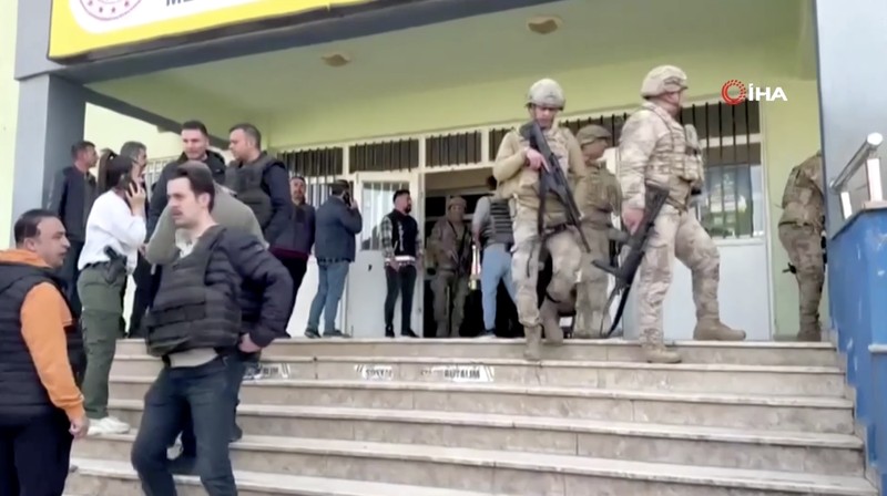 Sebuah video merekam detik-detik seorang remaja melepaskan tembakan di sebuah sekolah menengah di Provinsi Sanliurfa, Turki bagian tenggara, pada Selasa (14/4/2026), melukai sedikitnya 16 orang. (Tangkapan Layar Video Reuters/IHA)