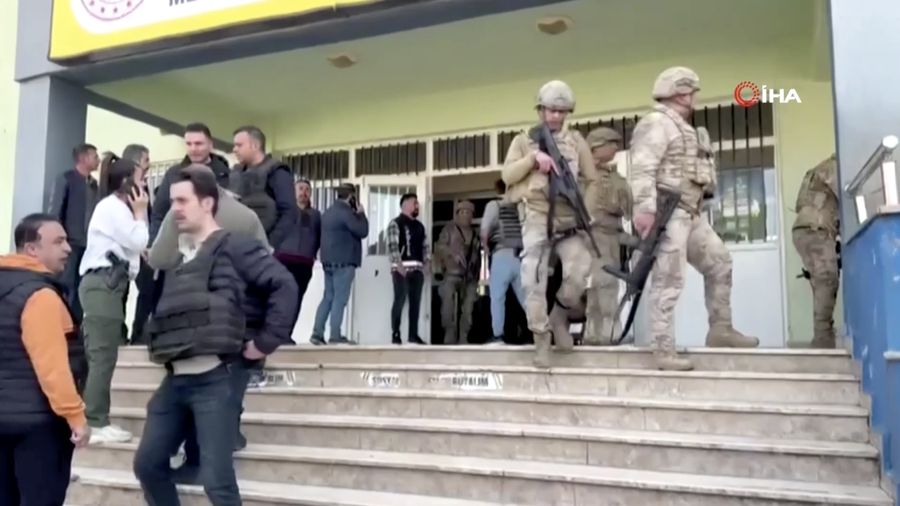 Sebuah video merekam detik-detik seorang remaja melepaskan tembakan di sebuah sekolah menengah di Provinsi Sanliurfa, Turki bagian tenggara, pada Selasa (14/4/2026), melukai sedikitnya 16 orang. (Tangkapan Layar Video Reuters/IHA)