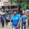 Seorang petugas penyelamat membawa peralatan di lokasi kejadian setelah Departemen Perlindungan Sipil Haiti untuk Wilayah Utara mengatakan bahwa insiden saling berdesakan menewaskan beberapa orang di Benteng Laferriere, sebuah benteng awal abad ke-19