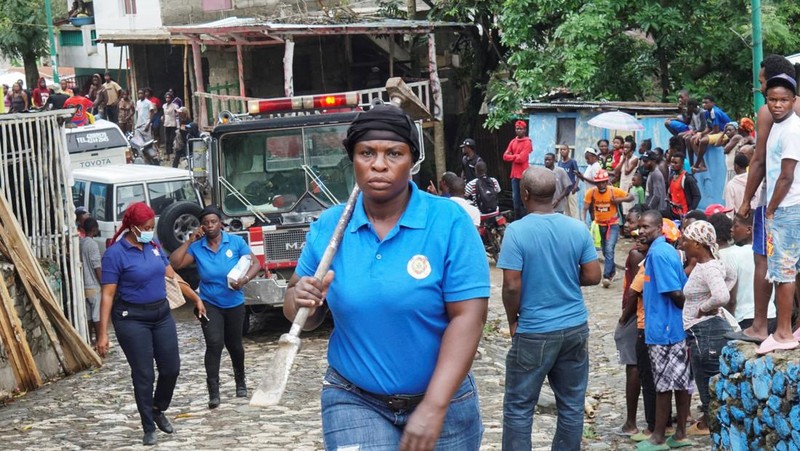Orang-orang membantu membuat tandu untuk mengangkut jenazah korban setelah Departemen Perlindungan Sipil Haiti untuk wilayah Utara mengatakan bahwa insiden saling dorong menewaskan beberapa orang di Benteng Laferriere, sebuah benteng awal abad ke-19 yang dipenuhi oleh siswa dan pengunjung untuk perayaan tahunan situs Warisan Dunia UNESCO, di Milot, Haiti, 12 April 2026. (REUTERS/Richardson Ulysse)