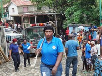 Seorang petugas penyelamat membawa peralatan di lokasi kejadian setelah Departemen Perlindungan Sipil Haiti untuk Wilayah Utara mengatakan bahwa insiden saling berdesakan menewaskan beberapa orang di Benteng Laferriere, sebuah benteng awal abad ke-19