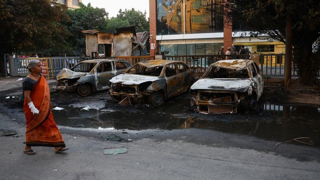 Demo Buruh Berakhir Rusuh, Mobil Dibakar dan Kota Porak-poranda