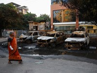 Demo Buruh Berakhir Rusuh, Mobil Dibakar & Kota Porak-poranda