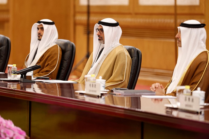 Presiden Tiongkok Xi Jinping dan Sheikh Khaled bin Mohamed bin Zayed Al Nahyan, Putra Mahkota Abu Dhabi, Uni Emirat Arab, menghadiri pertemuan di Balai Besar Rakyat, di Beijing pada 14 April 2026. (Haruna Furuhashi/Pool via REUTERS)