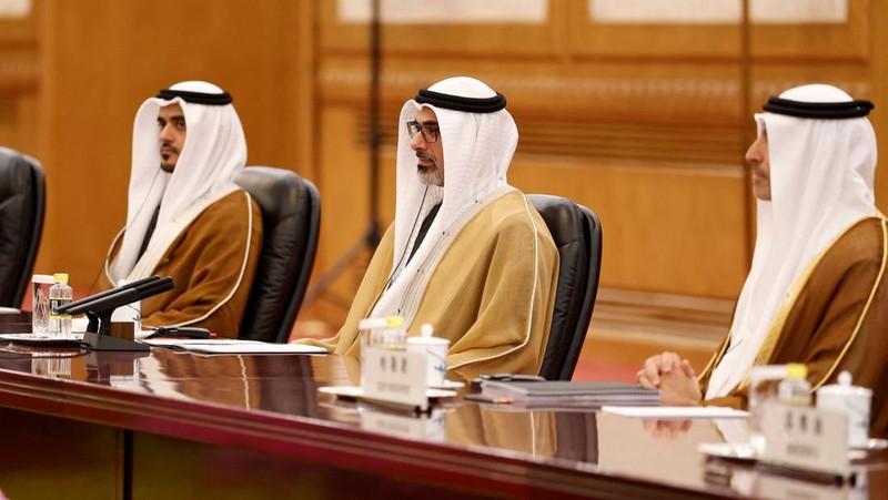 Presiden Tiongkok Xi Jinping dan Sheikh Khaled bin Mohamed bin Zayed Al Nahyan, Putra Mahkota Abu Dhabi, Uni Emirat Arab, menghadiri pertemuan di Balai Besar Rakyat, di Beijing pada 14 April 2026. (Haruna Furuhashi/Pool via REUTERS)