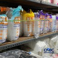 Suasana toko plastik di Pasar Santa Jakarta, Selasa, 14/4. (CNBC Indonesia/Hadijah Alaydrus)