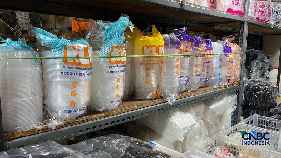 Suasana toko plastik di Pasar Santa Jakarta, Selasa, 14/4. (CNBC Indonesia/Hadijah Alaydrus)