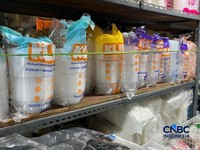 Suasana toko plastik di Pasar Santa Jakarta, Selasa, 14/4. (CNBC Indonesia/Hadijah Alaydrus)