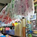 Suasana toko plastik di Pasar Santa Jakarta, Selasa, 14/4. (CNBC Indonesia/Hadijah Alaydrus)