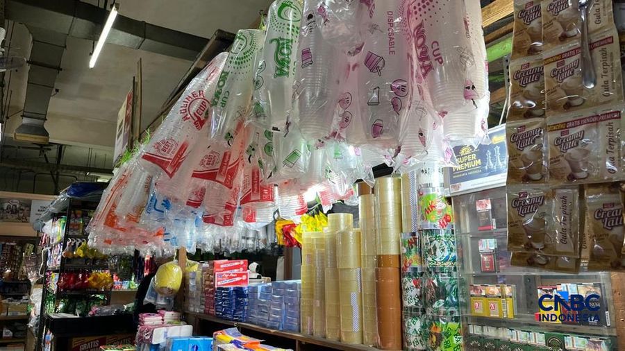 Suasana toko plastik di Pasar Santa Jakarta, Selasa, 14/4. (CNBC Indonesia/Hadijah Alaydrus)