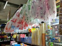Suasana toko plastik di Pasar Santa Jakarta, Selasa, 14/4. (CNBC Indonesia/Hadijah Alaydrus)