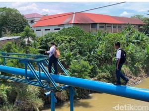 Bertaruh Nyawa, Siswa SMP di Medan Seberangi Pipa Demi Pergi Sekolah