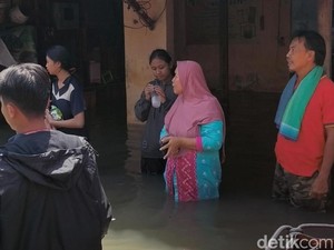 Tumini Warga Joyotakan Solo Ngungsi ke Masjid Imbas Banjir Seperut