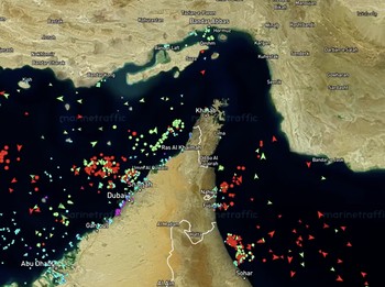Data pelacakan kapal dari MarineTraffic menunjukkan lalu lintas minimal di sepanjang Selat Hormuz dari hari Senin (13 April) hingga Selasa (14 April), karena militer AS memulai blokade terhadap pelabuhan-pelabuhan Iran. (Tangkapan Layar Video Reuters