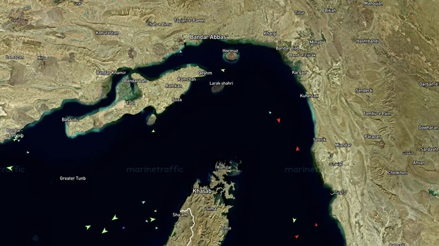 Data pelacakan kapal dari MarineTraffic menunjukkan lalu lintas minimal di sepanjang Selat Hormuz dari hari Senin (13 April) hingga Selasa (14 April), karena militer AS memulai blokade terhadap pelabuhan-pelabuhan Iran. (Tangkapan Layar Video Reuters/MARINE TRAFFIC)
