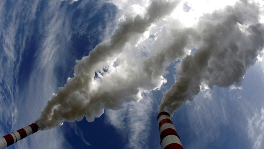 FILE PHOTO: Smoke billows from the chimneys of Belchatow Power Station, Europe's biggest coal-fired power plant, in this May 7, 2009. REUTERS/Peter Andrews//File Photo
