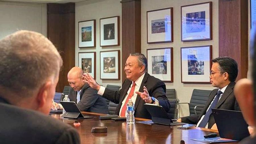 Gubernur Bank Indonesia, Perry Warjiyo, Menteri Keuangan RI, Purbaya Yudhi Sadewa dan anggota Dewan Perwakilan Rakyat RI dalam rangkaian pertemuan lanjutan dengan investor global pada IMF Spring Meetings Selasa (14/4). (Dok. Bank Indonesia)