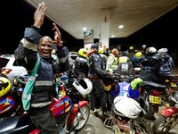 BBM Naik Tajam, Warga Serbu SPBU Jelang Tengah Malam