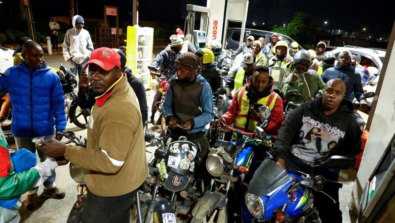 A fuel pump attendant confirms a mobile phone payment as he fuels a motorcycle taxi at a TotalEnergies petrol station ahead of an announced fuel price hike, as fuel costs rise amid global disruptions caused by the Iran war, in Nairobi, Kenya April 14, 2026. REUTERS/Thomas Mukoya