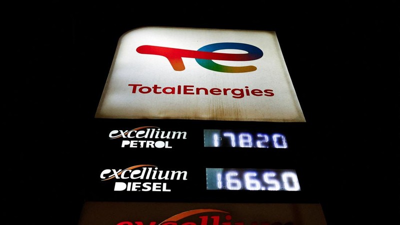 A fuel pump attendant confirms a mobile phone payment as he fuels a motorcycle taxi at a TotalEnergies petrol station ahead of an announced fuel price hike, as fuel costs rise amid global disruptions caused by the Iran war, in Nairobi, Kenya April 14, 2026. REUTERS/Thomas Mukoya