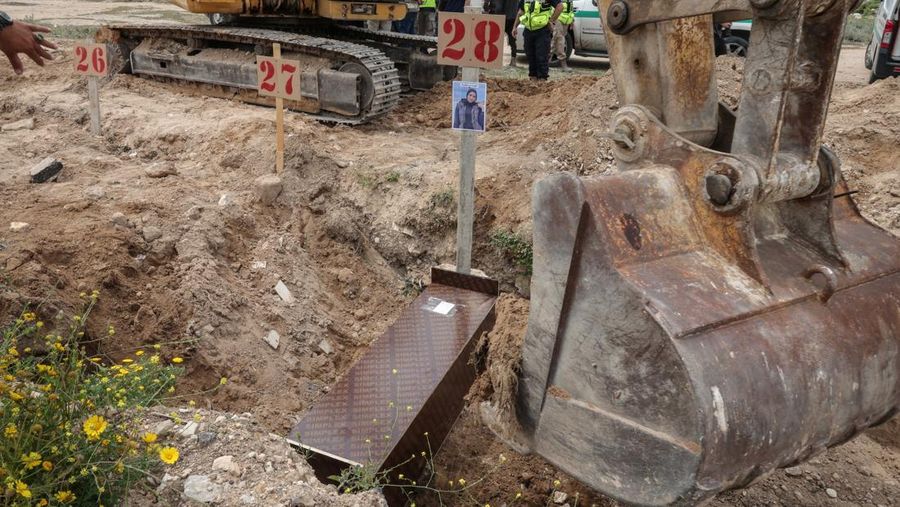 An Israeli helicopter releases flares, near the Israel-Lebanon border, as seen from the Israeli side of the border in northern Israel, April 14, 2026. REUTERS/Florion Goga REFILE - QUALITY REPEAT     TPX IMAGES OF THE DAY