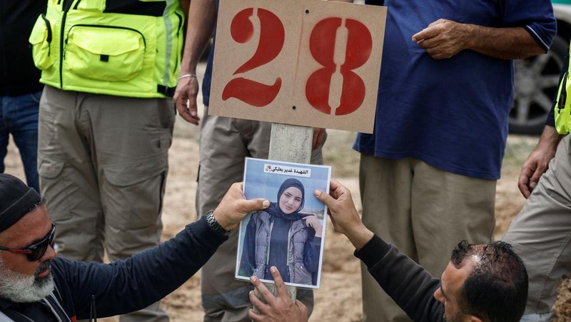 An Israeli helicopter releases flares, near the Israel-Lebanon border, as seen from the Israeli side of the border in northern Israel, April 14, 2026. REUTERS/Florion Goga REFILE - QUALITY REPEAT     TPX IMAGES OF THE DAY