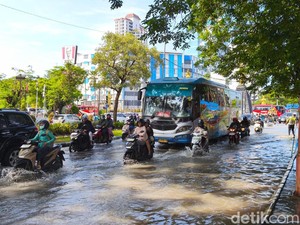 Jalan Bacem-Gading Juga Macet Parah Imbas Banjir Solo Baru