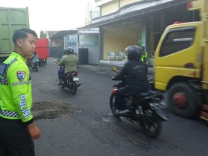 Pelajar Boncengan 3 Tertabrak Truk di JLS Pasuruan, 1 Tewas