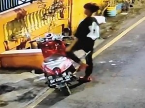 Terekam CCTV, Jukir Liar Curi Motor Wanita Depan Rumah di Makassar Ditangkap