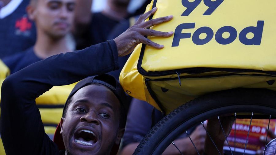 Para pekerja pengiriman barang melakukan protes menuntut perbaikan kondisi kerja dan menentang rancangan undang-undang yang mengatur pekerjaan berbasis aplikasi, yang menurut mereka akan merusak keamanan kerja dan menguntungkan perusahaan teknologi, di Sao Paulo, Brasil, 14 April 2026. (REUTERS/Amanda Perobelli)