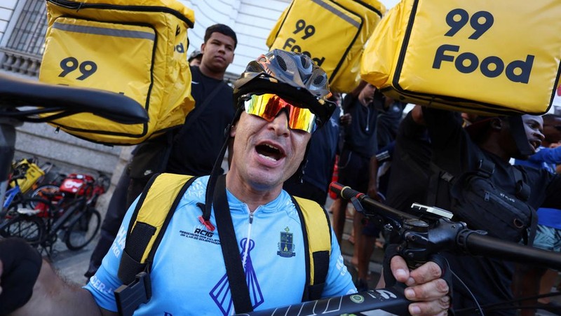 Para pekerja pengiriman barang melakukan protes menuntut perbaikan kondisi kerja dan menentang rancangan undang-undang yang mengatur pekerjaan berbasis aplikasi, yang menurut mereka akan merusak keamanan kerja dan menguntungkan perusahaan teknologi, di Sao Paulo, Brasil, 14 April 2026. (REUTERS/Amanda Perobelli)