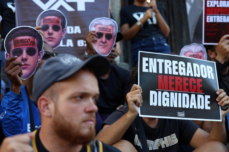 Para pekerja pengiriman barang melakukan protes menuntut perbaikan kondisi kerja dan menentang rancangan undang-undang yang mengatur pekerjaan berbasis aplikasi, yang menurut mereka akan merusak keamanan kerja dan menguntungkan perusahaan teknologi, di Sao Paulo, Brasil, 14 April 2026. (REUTERS/Amanda Perobelli)